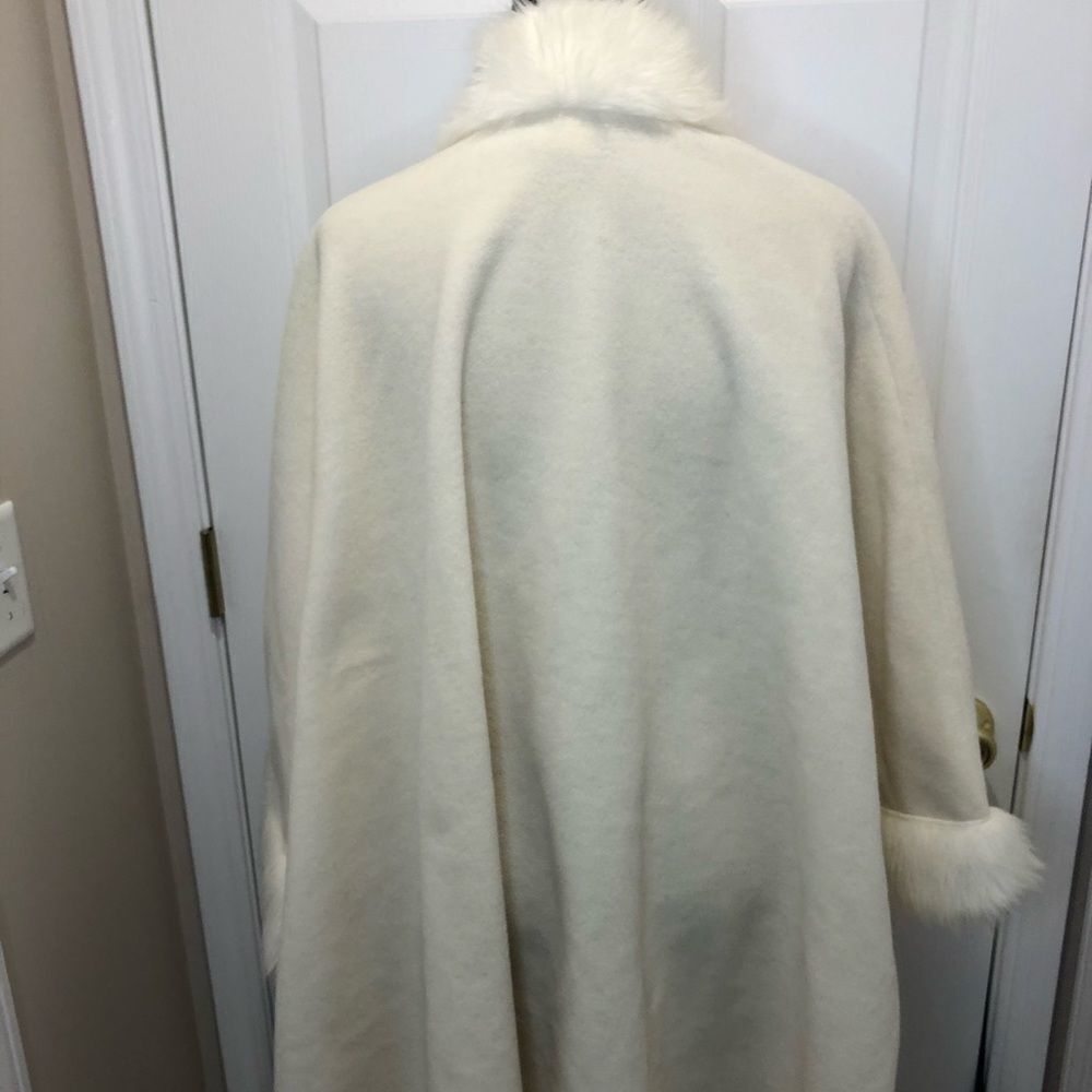 Nanuk cream faux fur trimmed cape poncho - Picture 9 of 13